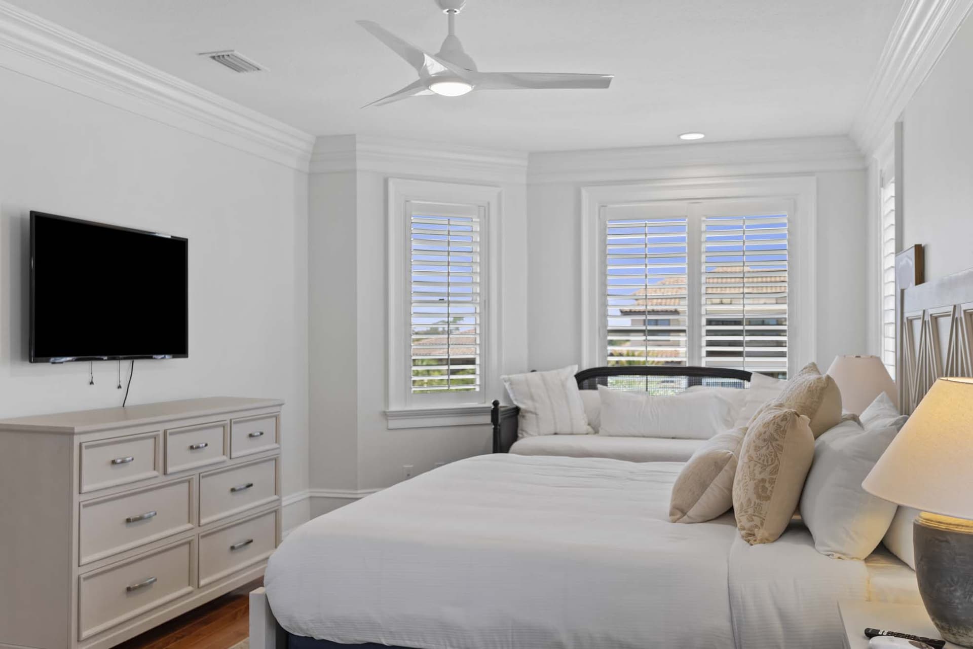 Kings View Manor - Image 15