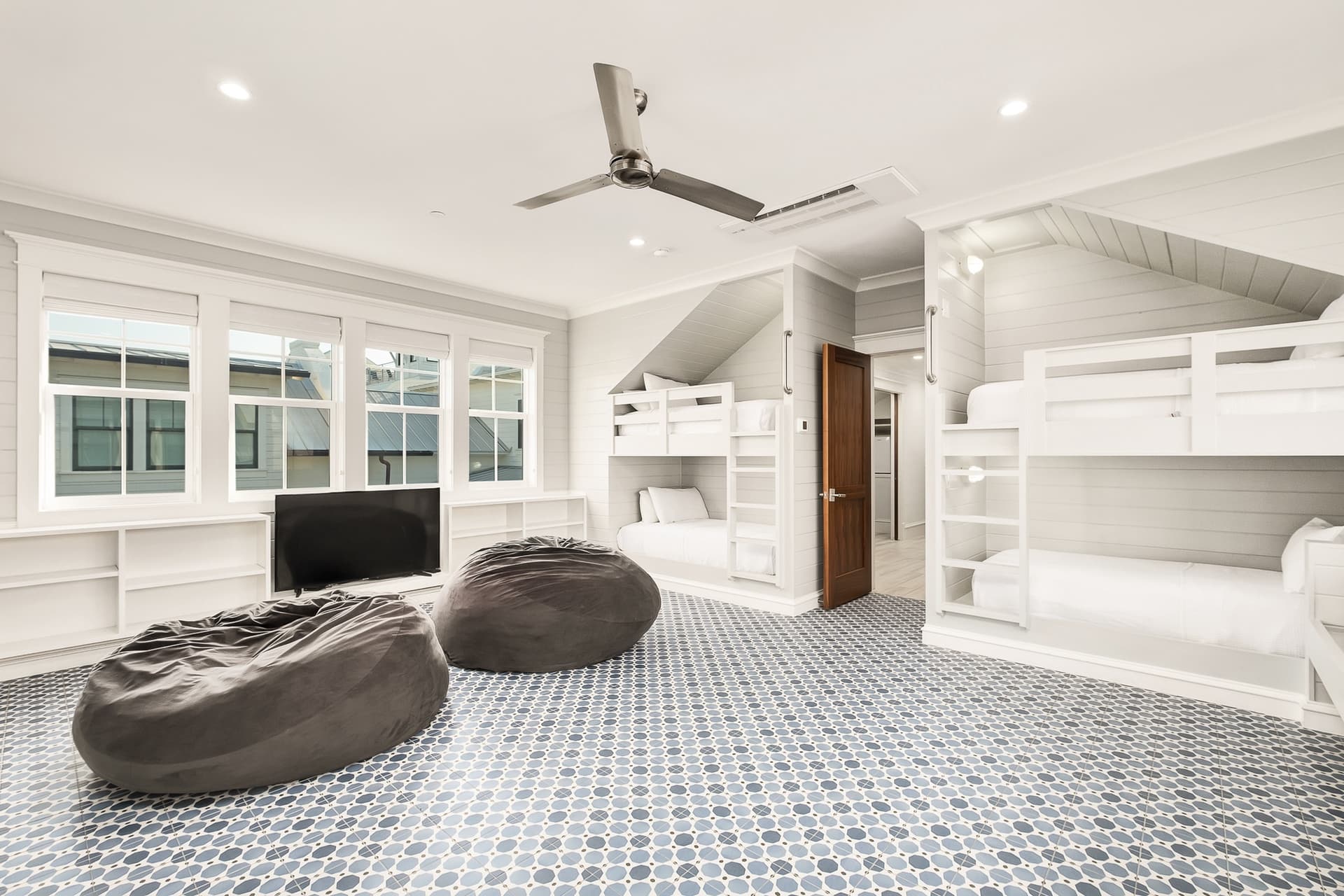 Oasis at Park Row Manor - Image 33