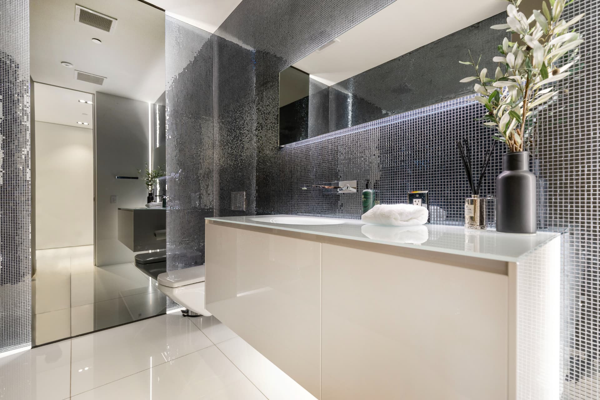 Lago Vista Modern - Image 39