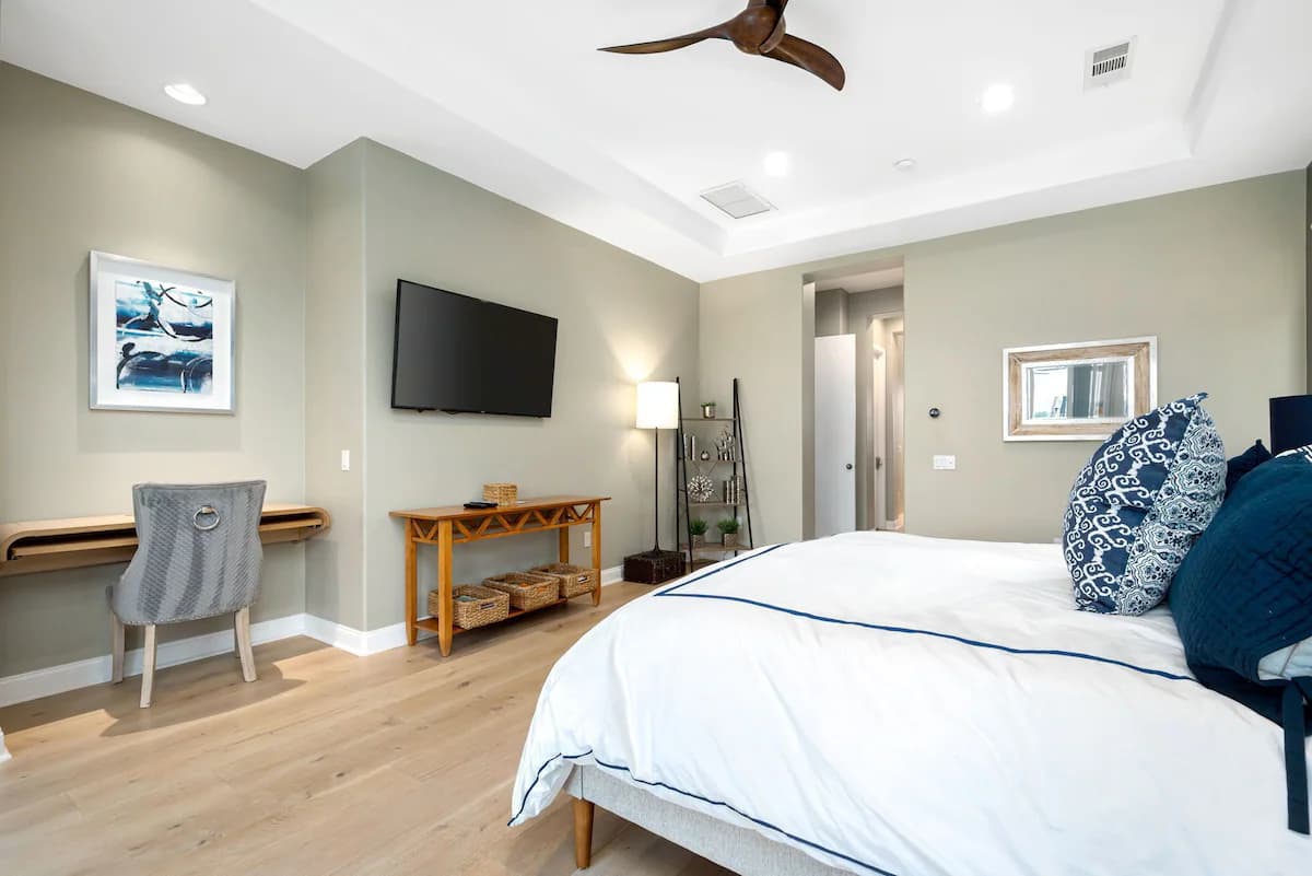 Lake View Home - Image 15