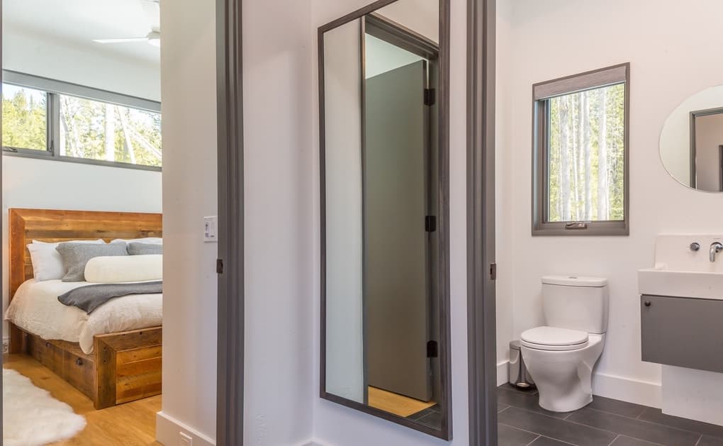 Lake Cabin #11 - Image 18