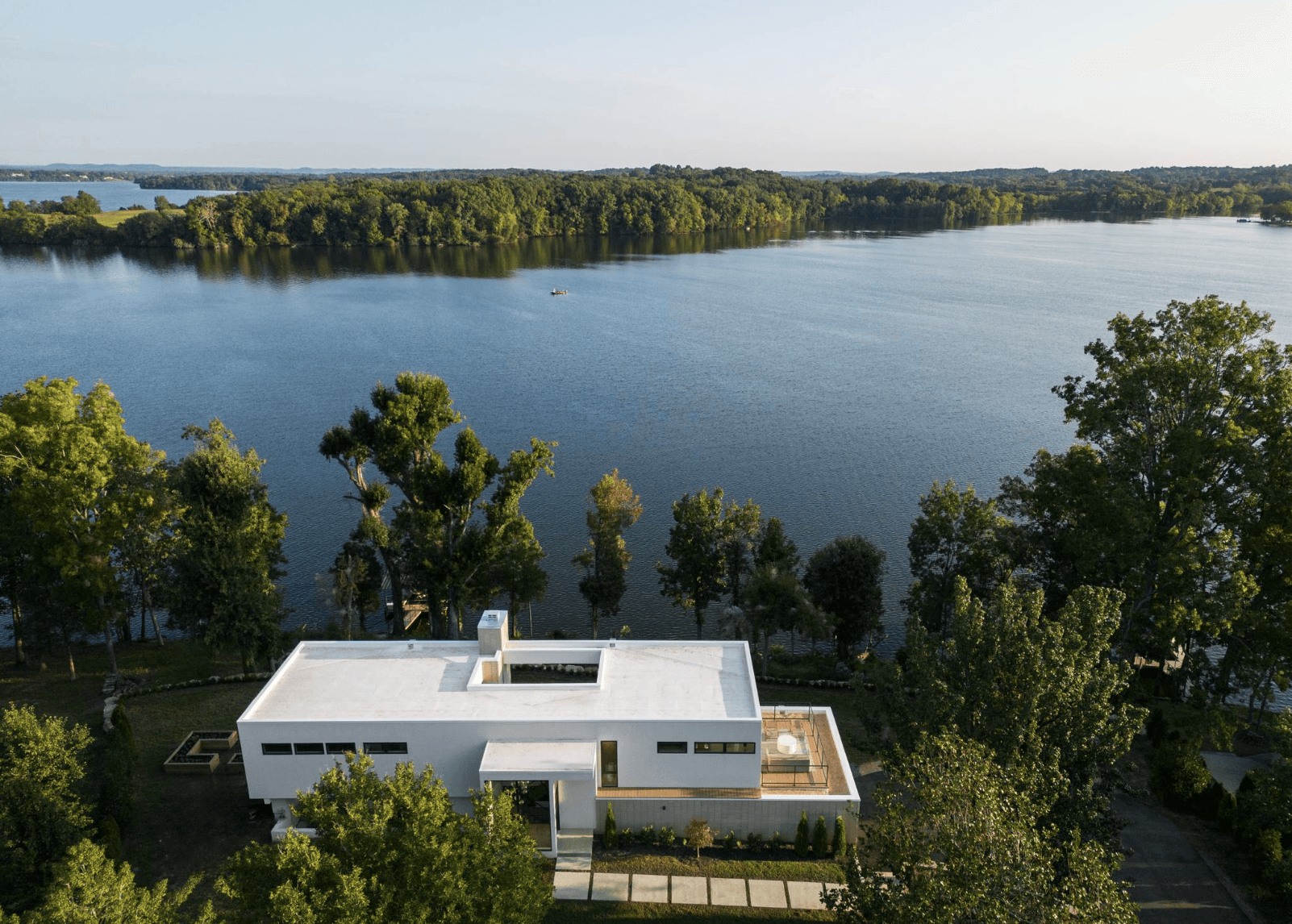 Nashville Lakeside Modern - Image 30