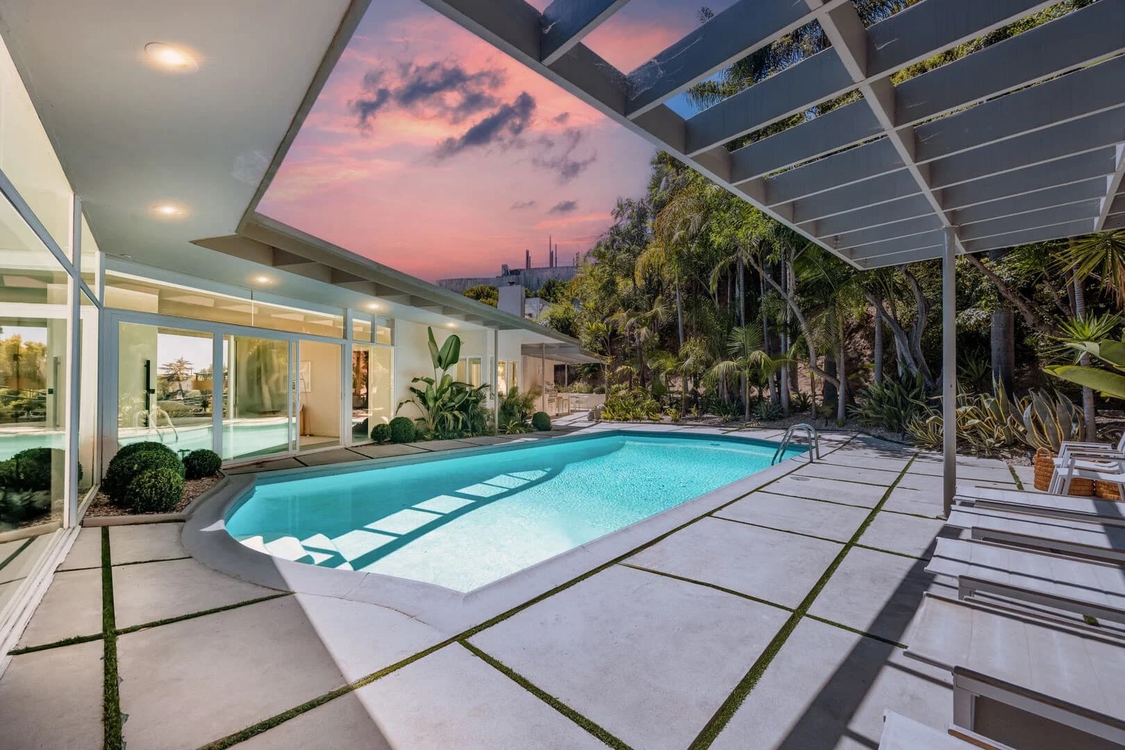 Sunset Plaza View - Image 4