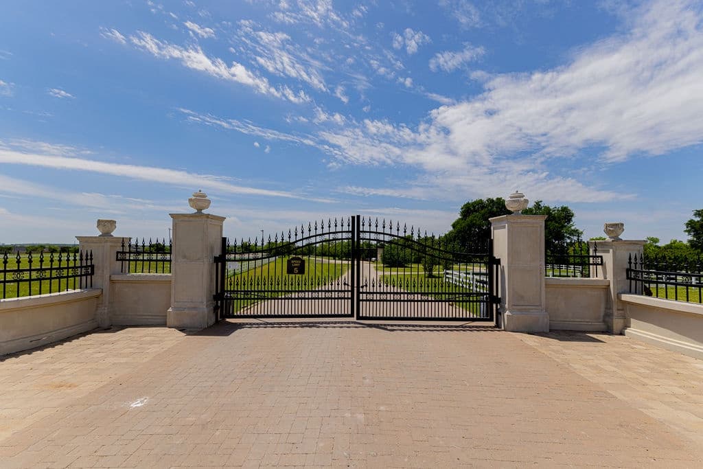 French Polo Manor - Image 4