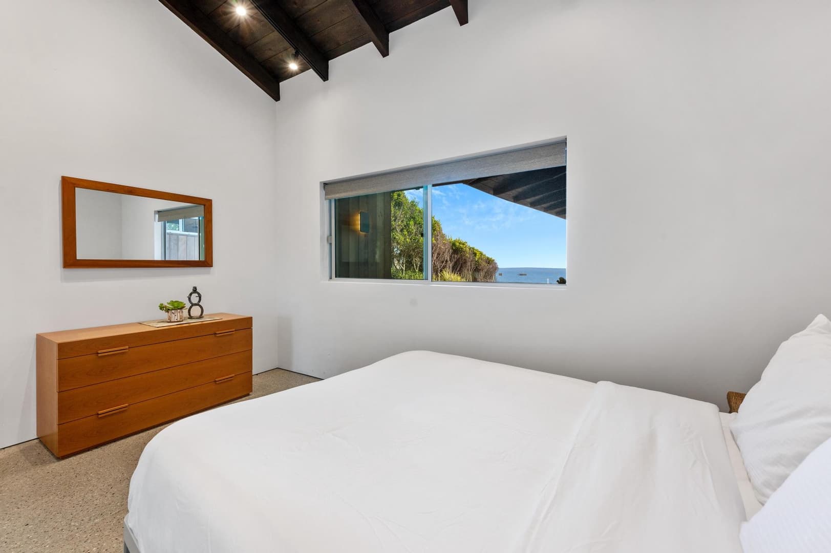 Beachfront Modern Retreat - Image 24