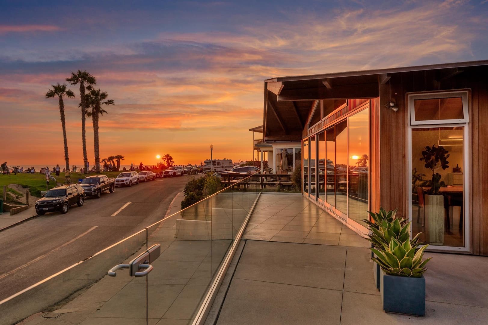 Beachfront Modern Retreat - Image 41