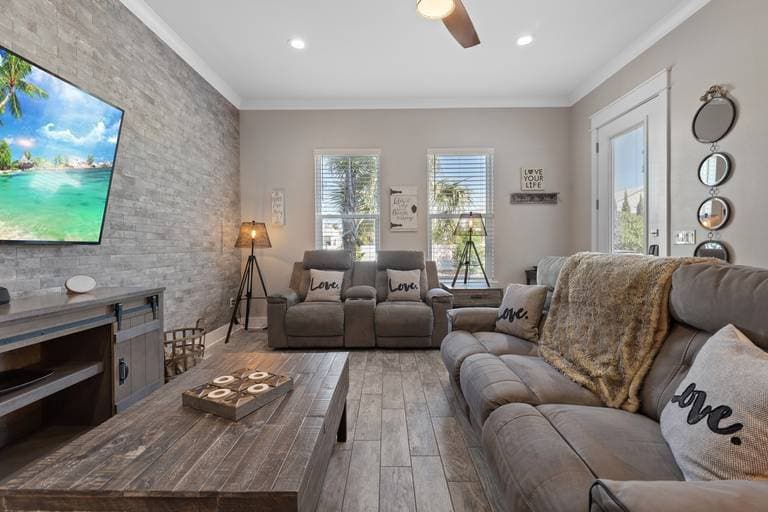 Aquaholic House - Image 2