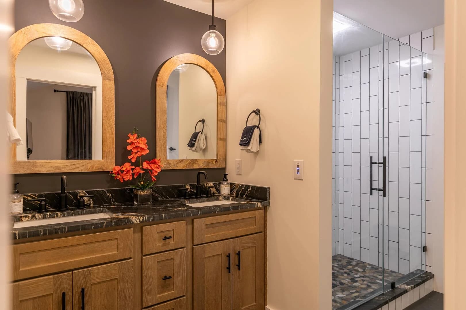 Riverside Retreat - Image 15