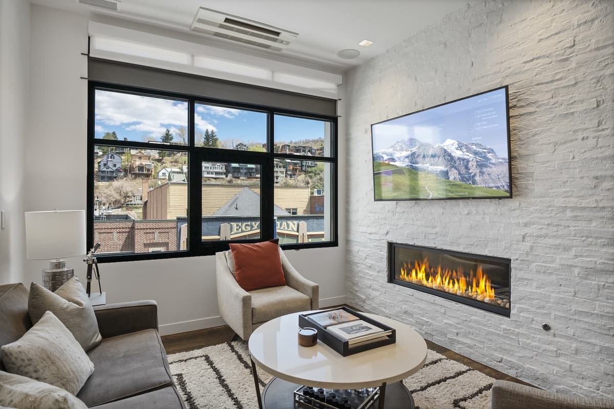 Mountain Luxe Retreat on Main - Image 3