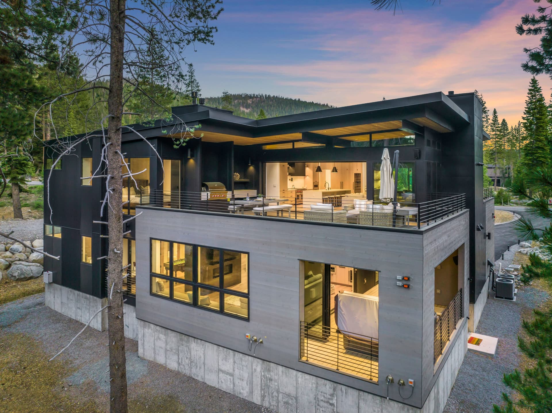 Modern Creekside Retreat - Image 30