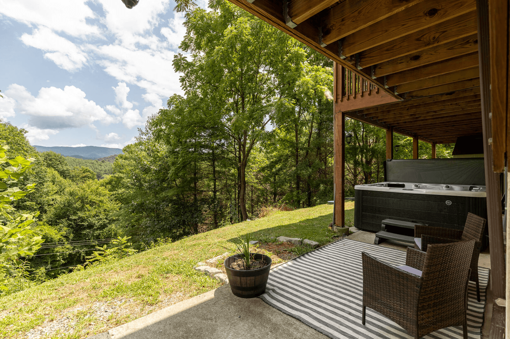 Lazy Bear Inn - Image 23