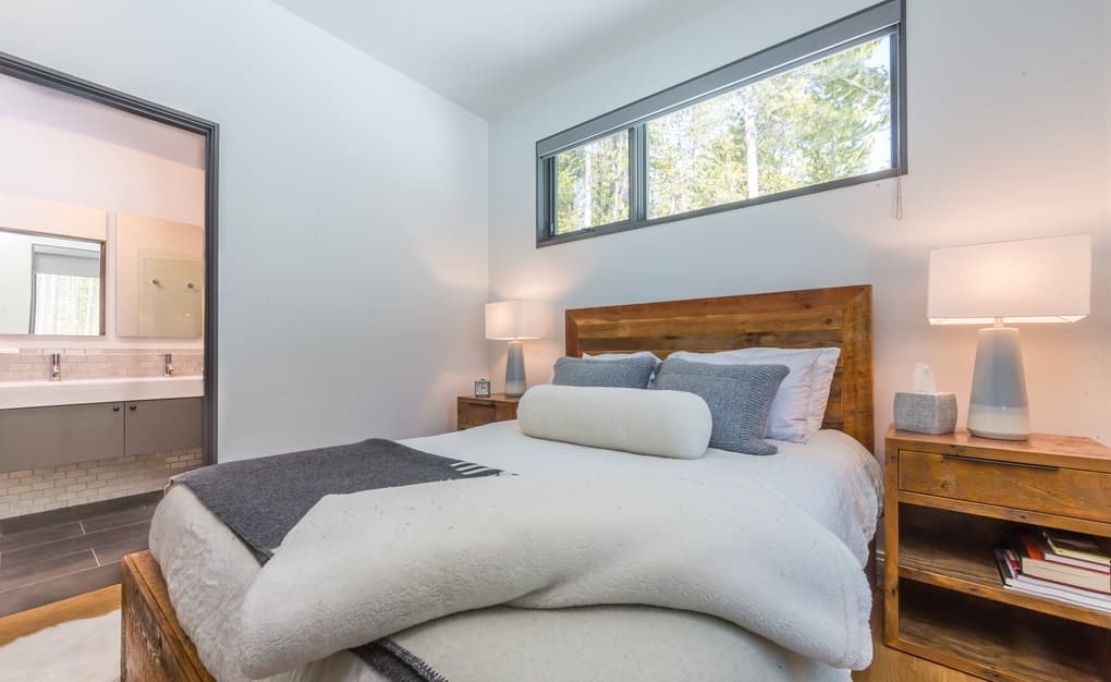 Lake Cabin #11 - Image 13