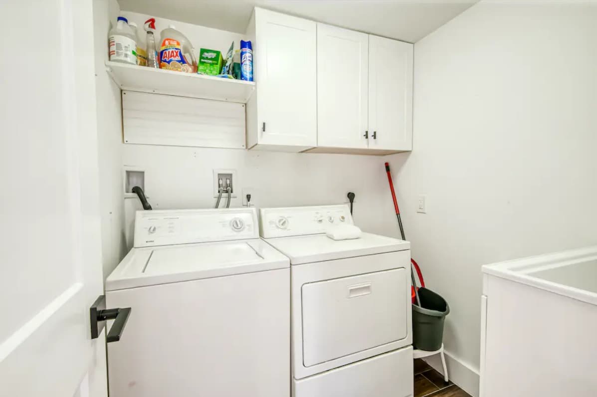 Mid-Century Modern Oasis - Image 7