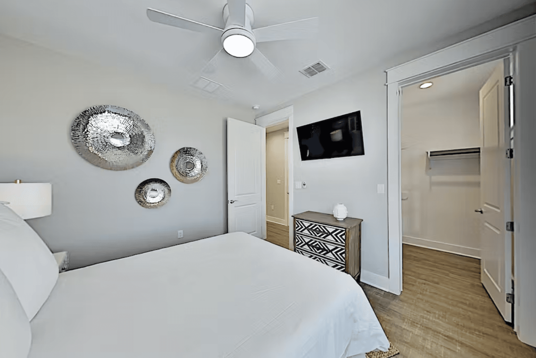 Sleek Beach Home - Image 18