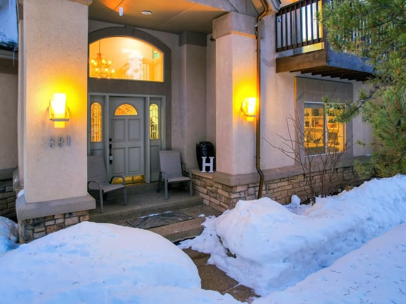 Lakeshore Luxury Chalet - Image 53