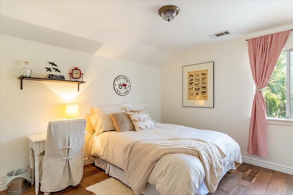 Red Barn Home - Image 14