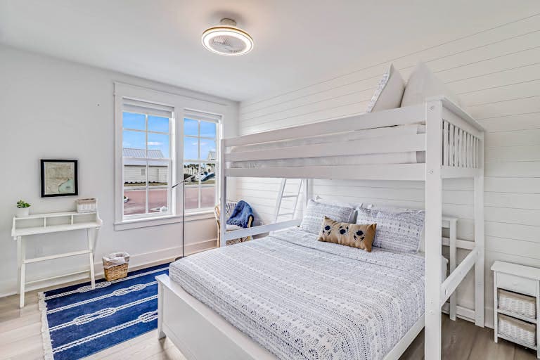 Commodore’s Hideout - Image 28