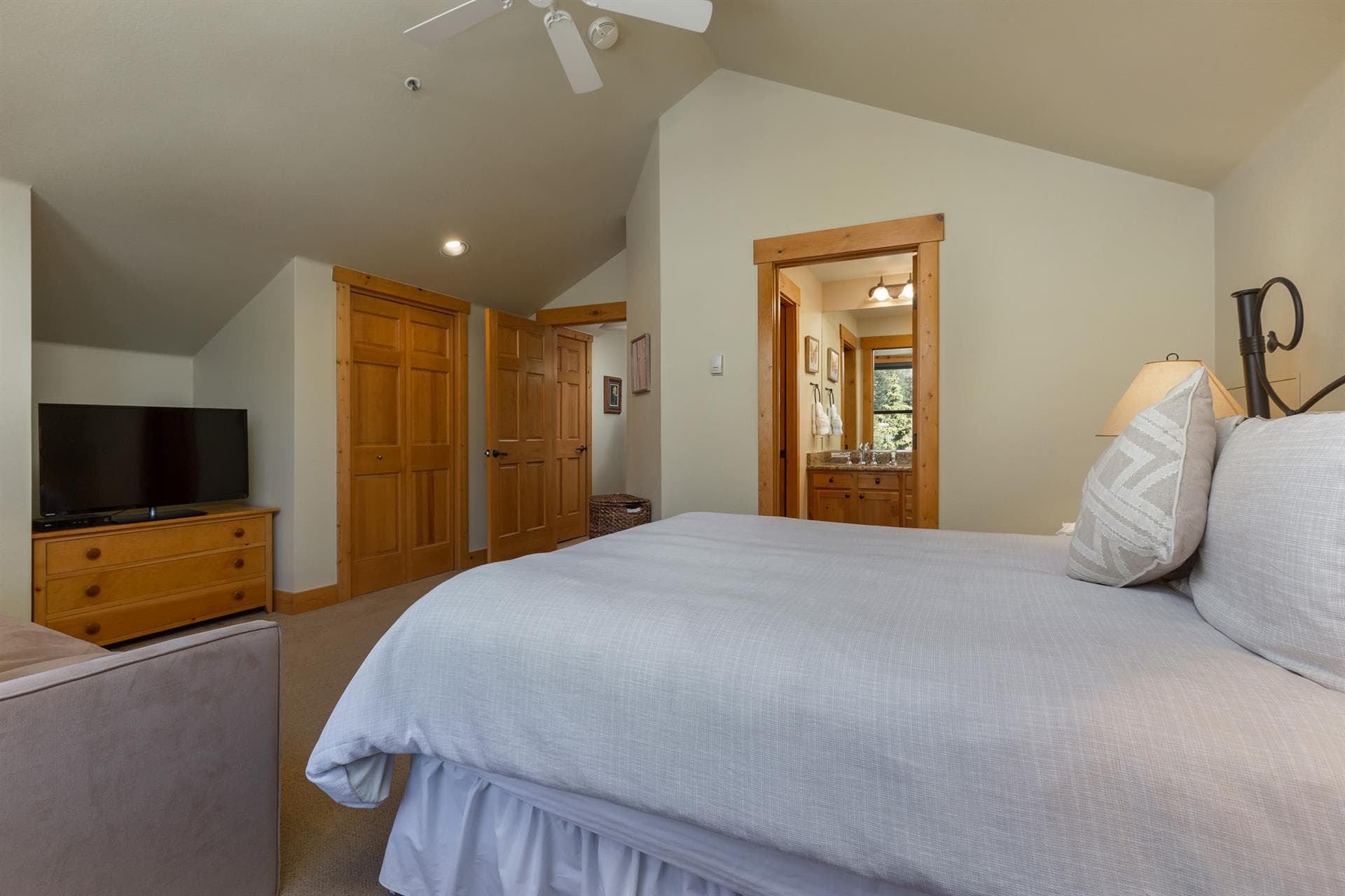 Treetop Haven Retreat - Image 12