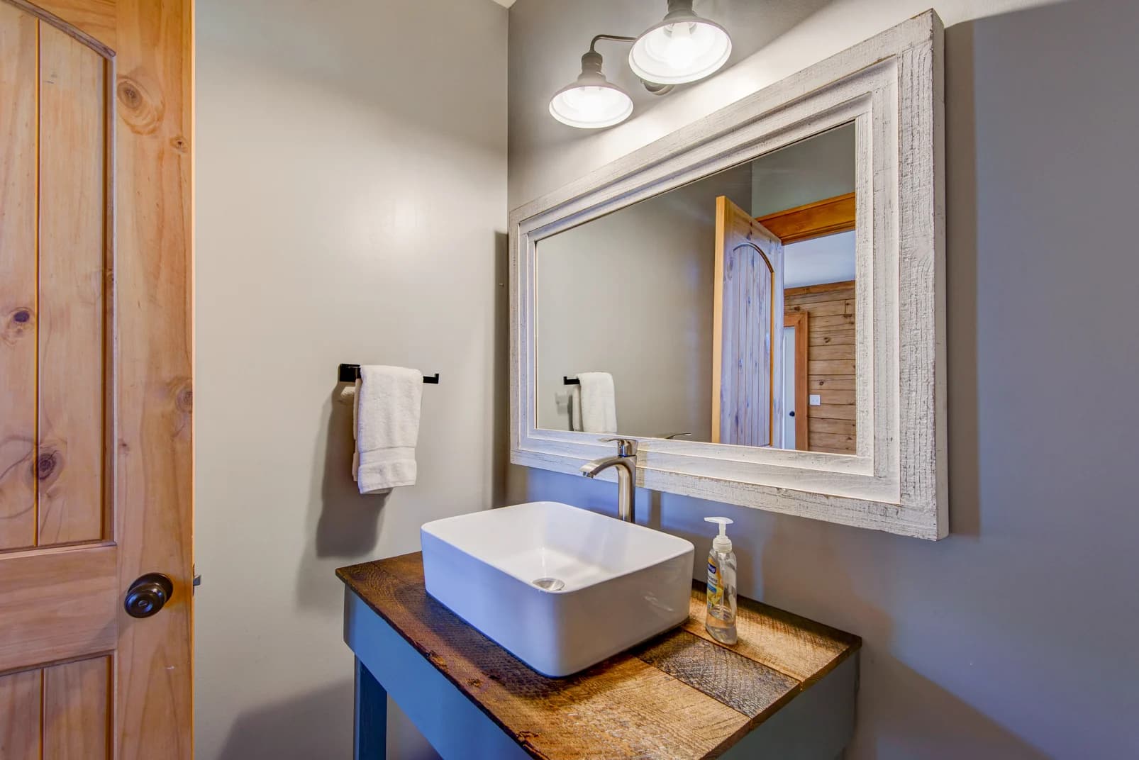 Mountain Range Retreat - Image 11