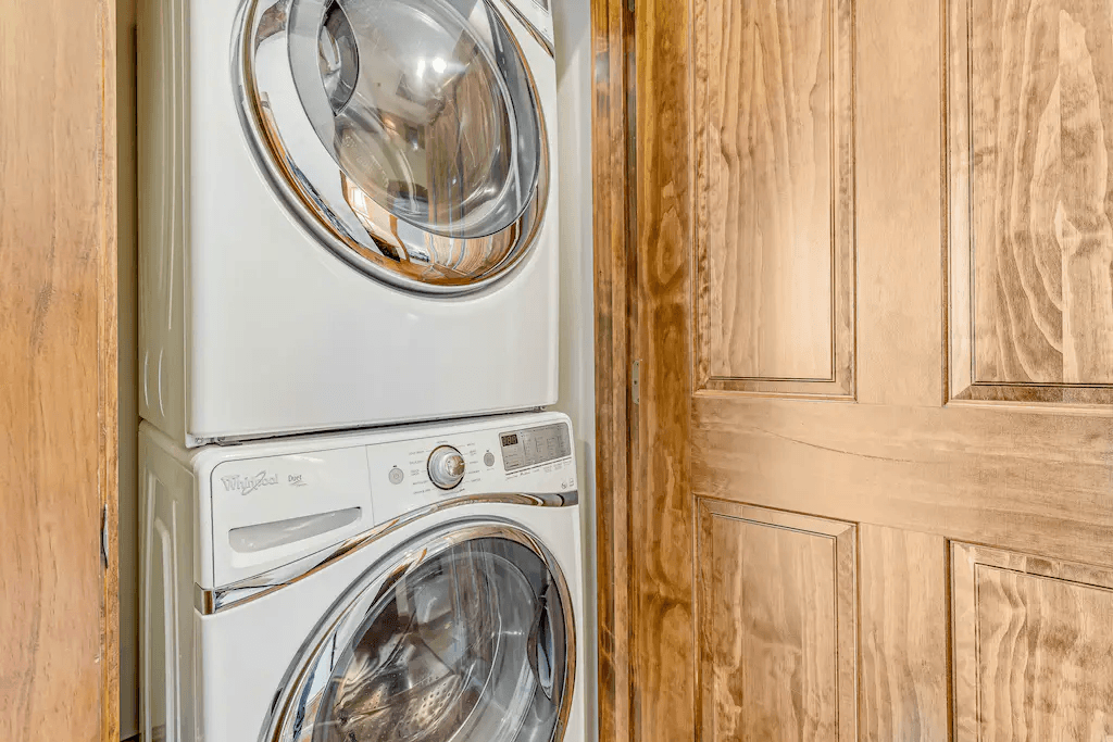 Red Tail Home - Image 8