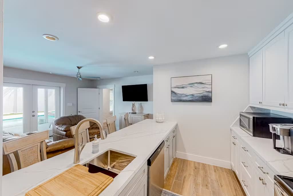 Carolyn's Beach House - Image 8