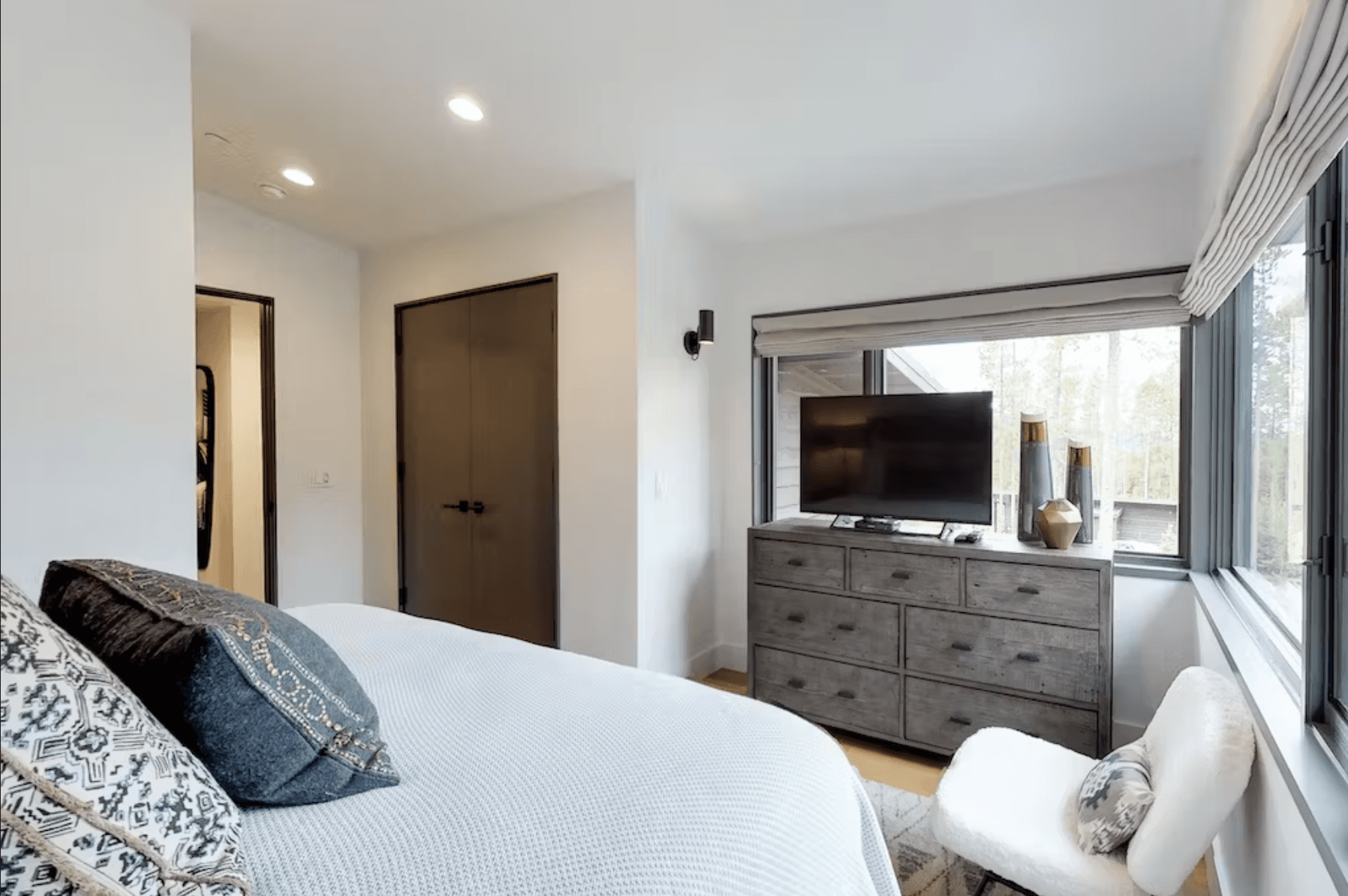 Lake Cabin - Image 20