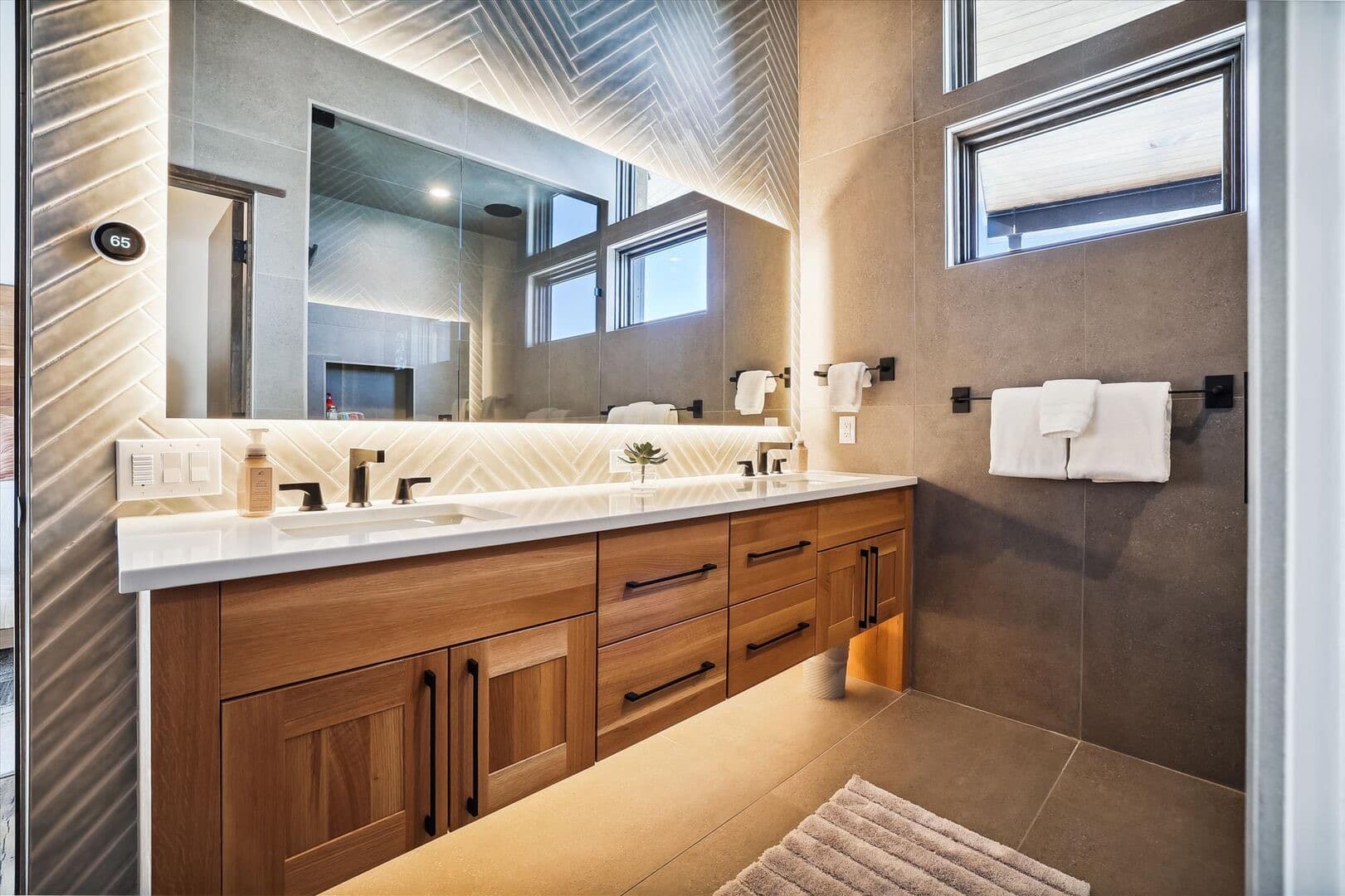 Modern View Manor - Image 24