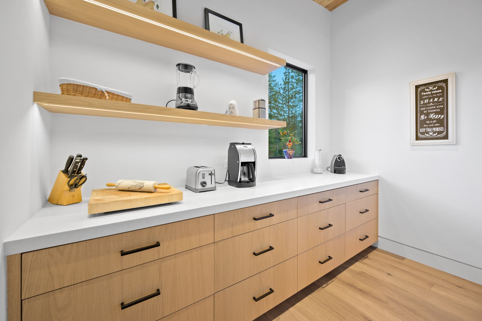 Modern Creekside Retreat - Image 7