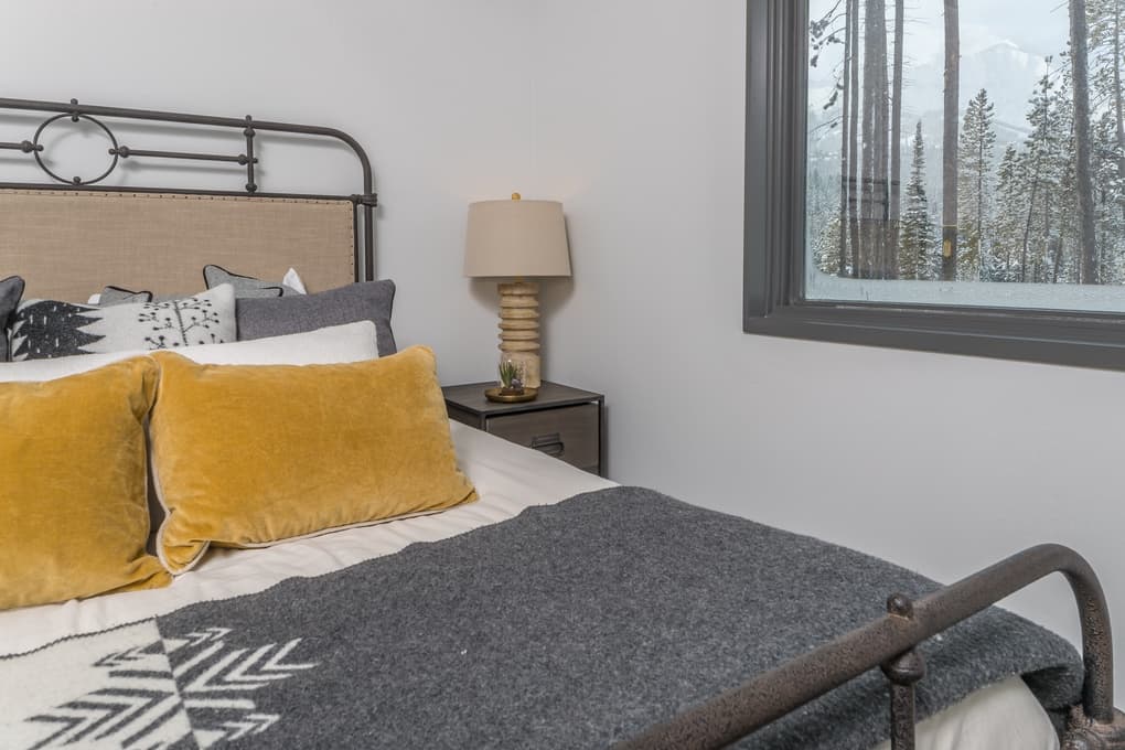 Lake Cabin #11 - Image 36