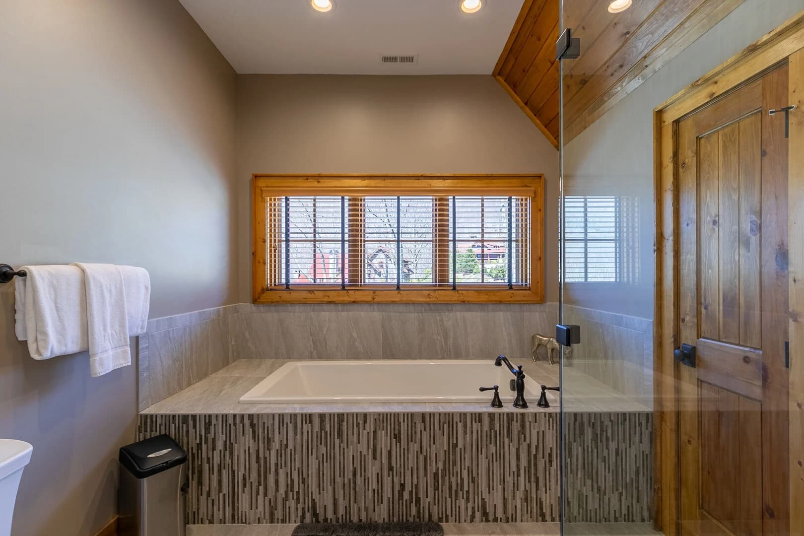 Grin Inn Bear - Image 18