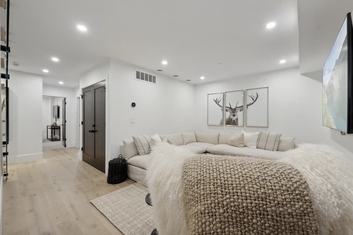 Slopeside Modern - Image 33