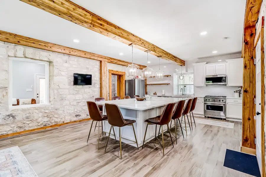 Downtown Charmer - Image 2