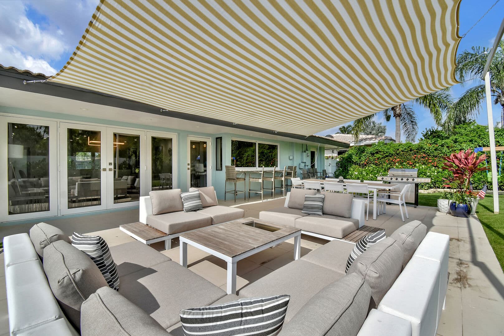 Palms and Playhouse - Image 33