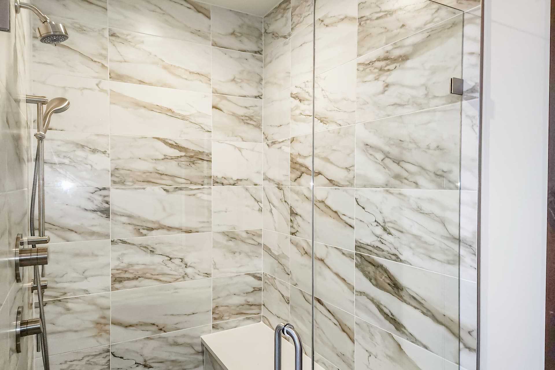 Slice of Silverthorne House - Image 16