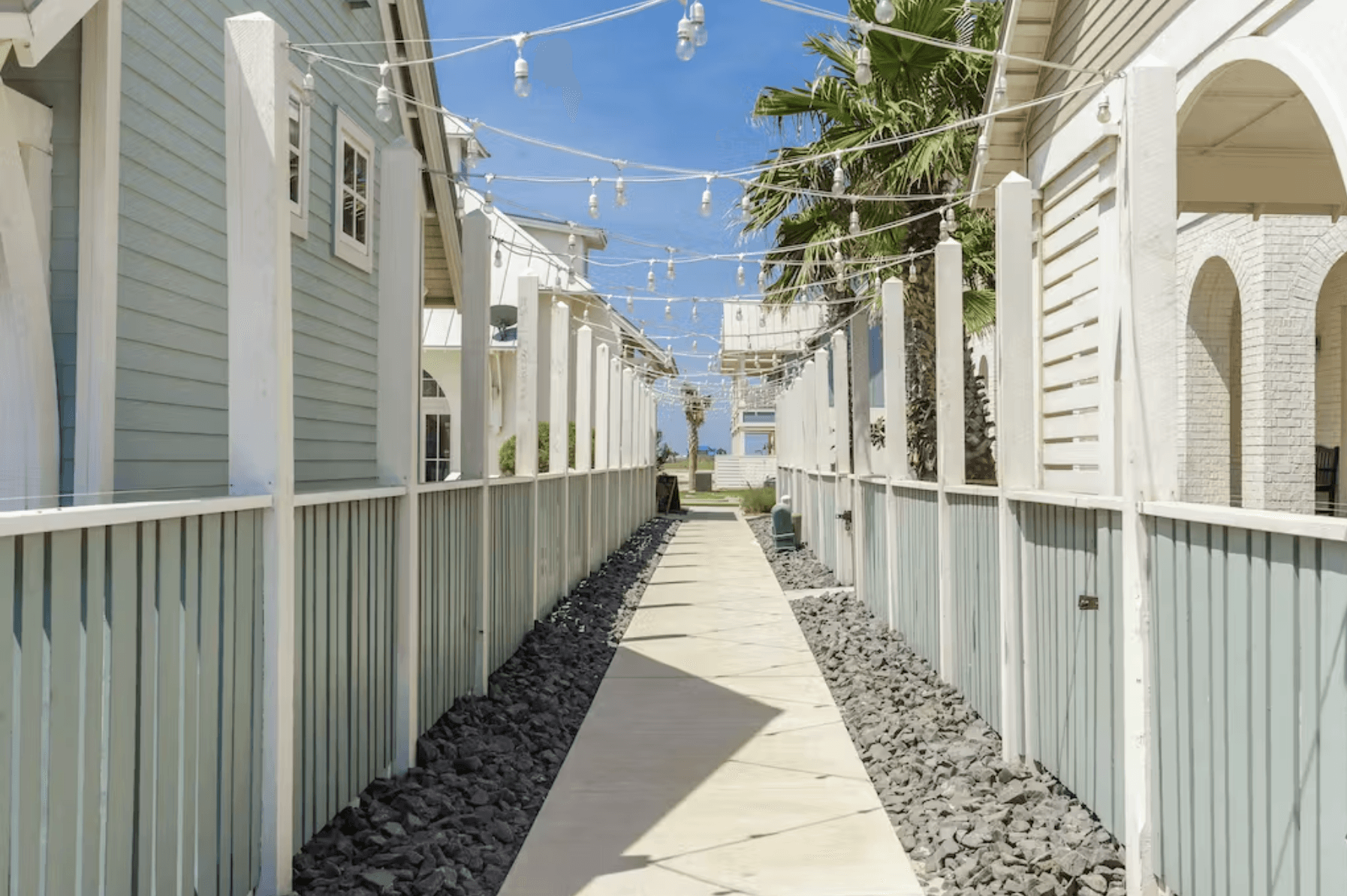 Sunsets and Smiles House - Image 35