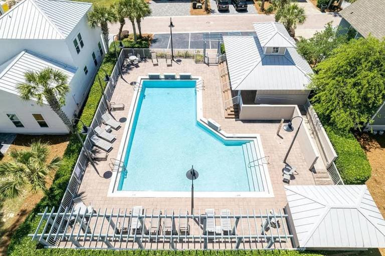 Charming Blue Haven - Image 32