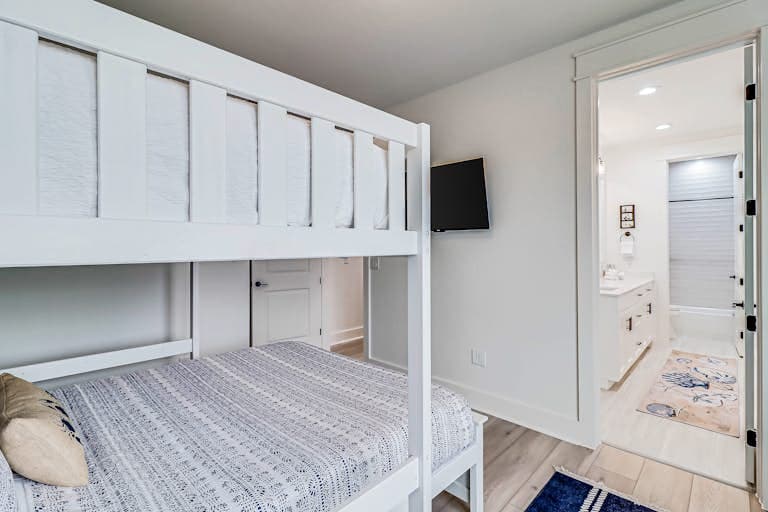 Commodore’s Hideout - Image 29