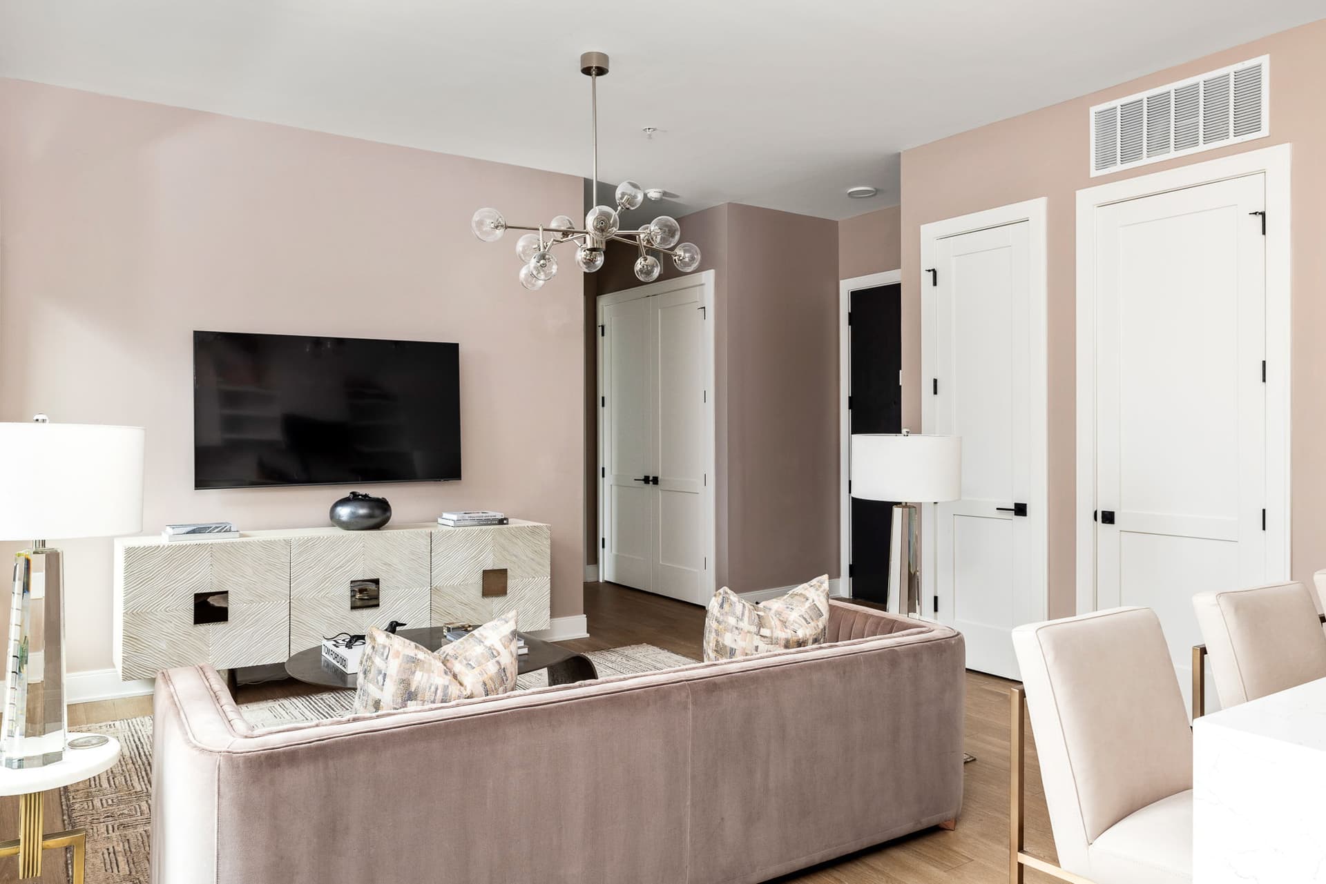 Serene Escape at Auburn Ave - Image 3