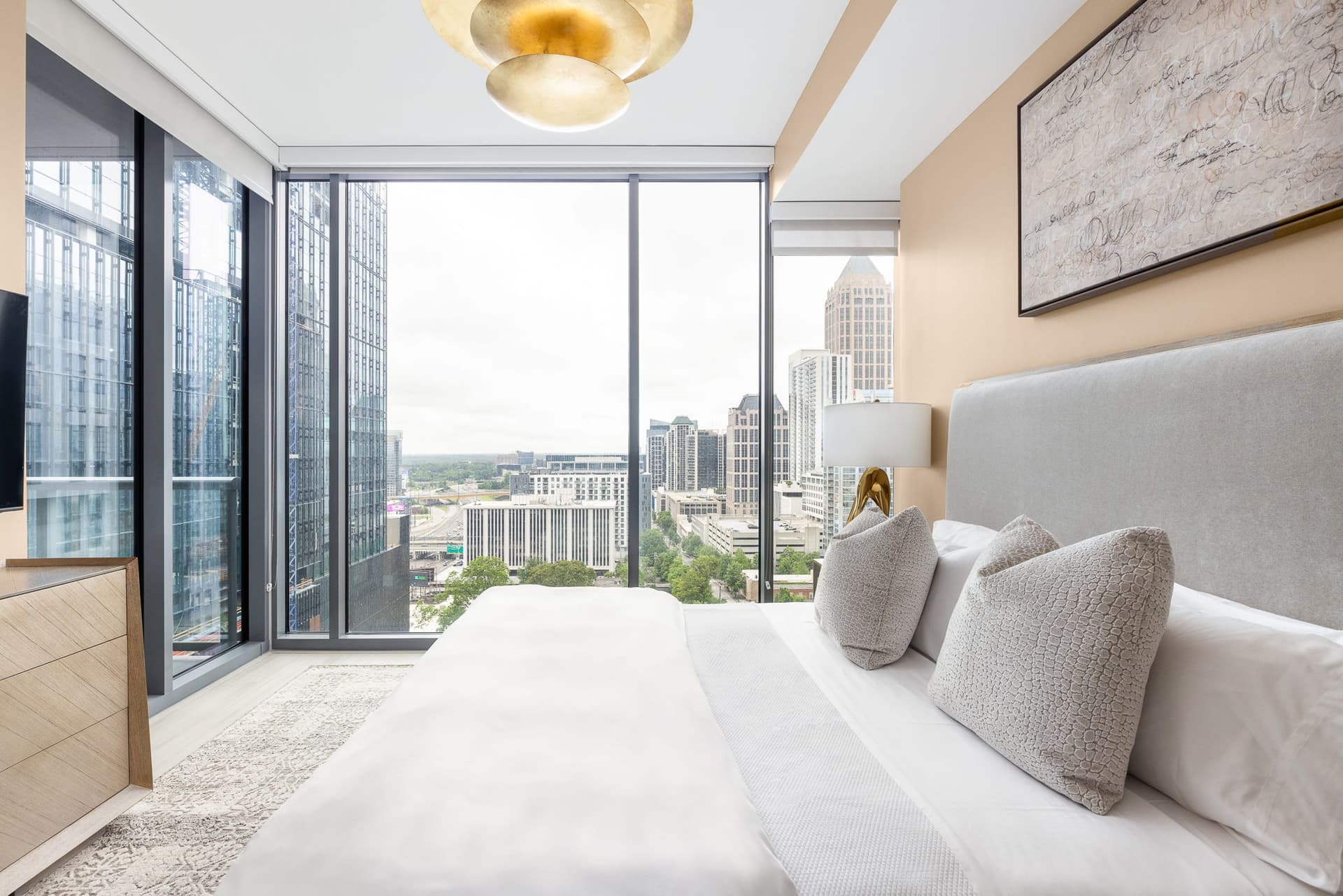 Serene Escape at Spring Street - Image 4