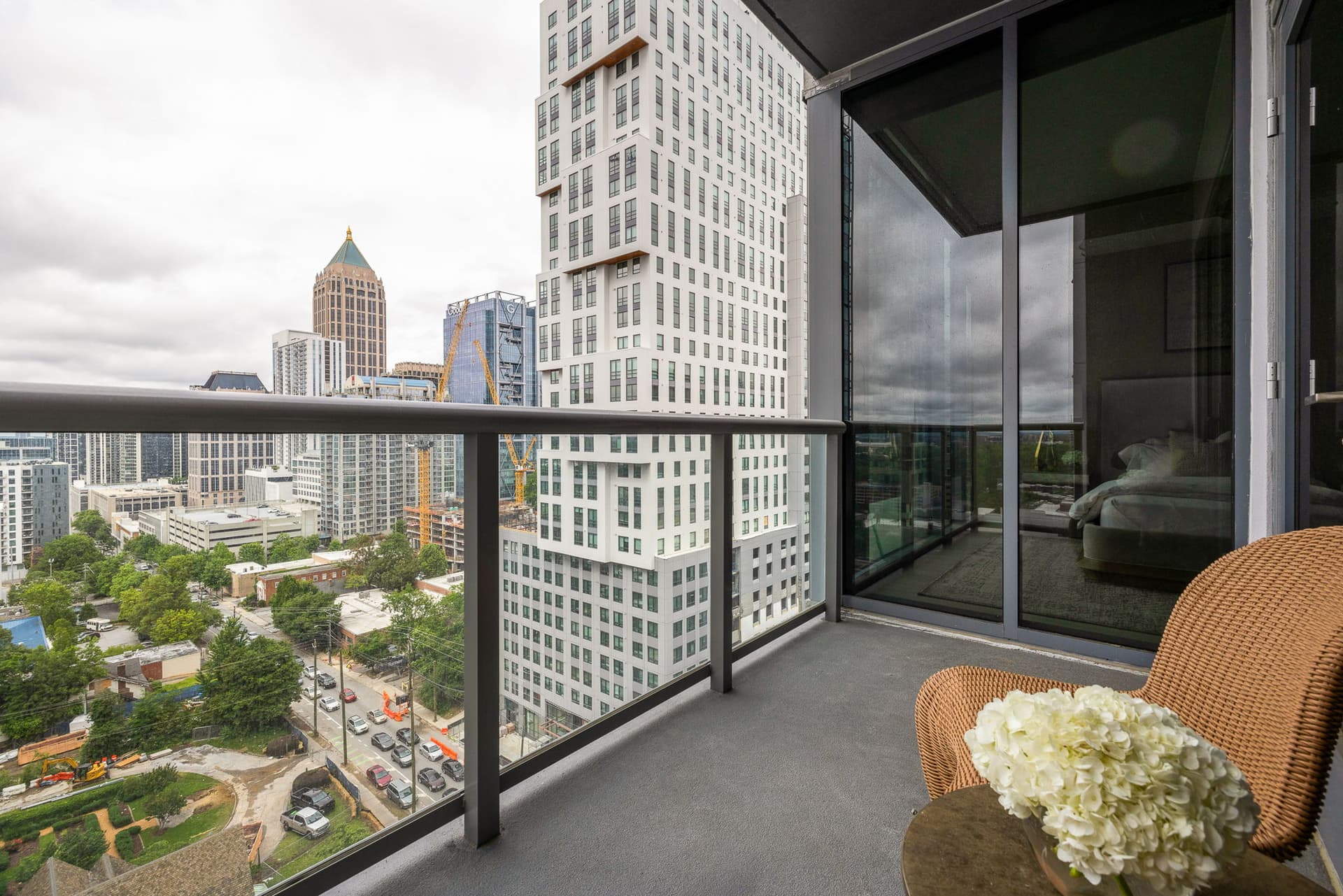 Serene Escape at Spring Street - Image 2