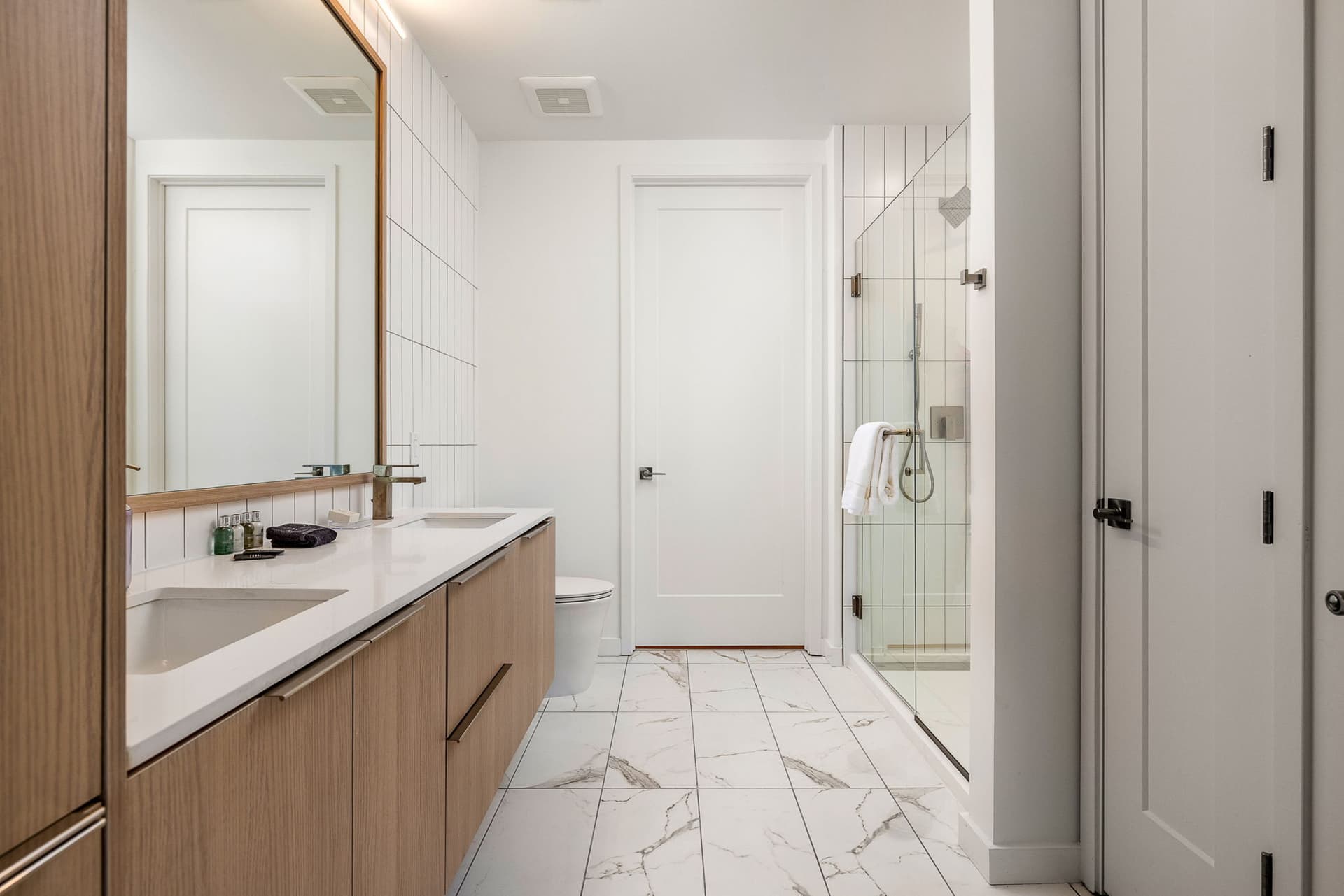 Serene Escape at Spring Street - Image 14