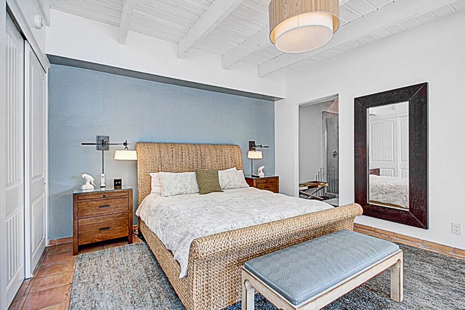 Club 1070 Home - Image 12