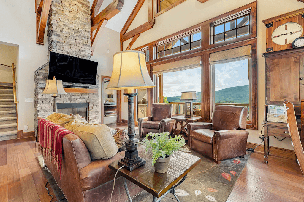 Red Tail Home - Image 4