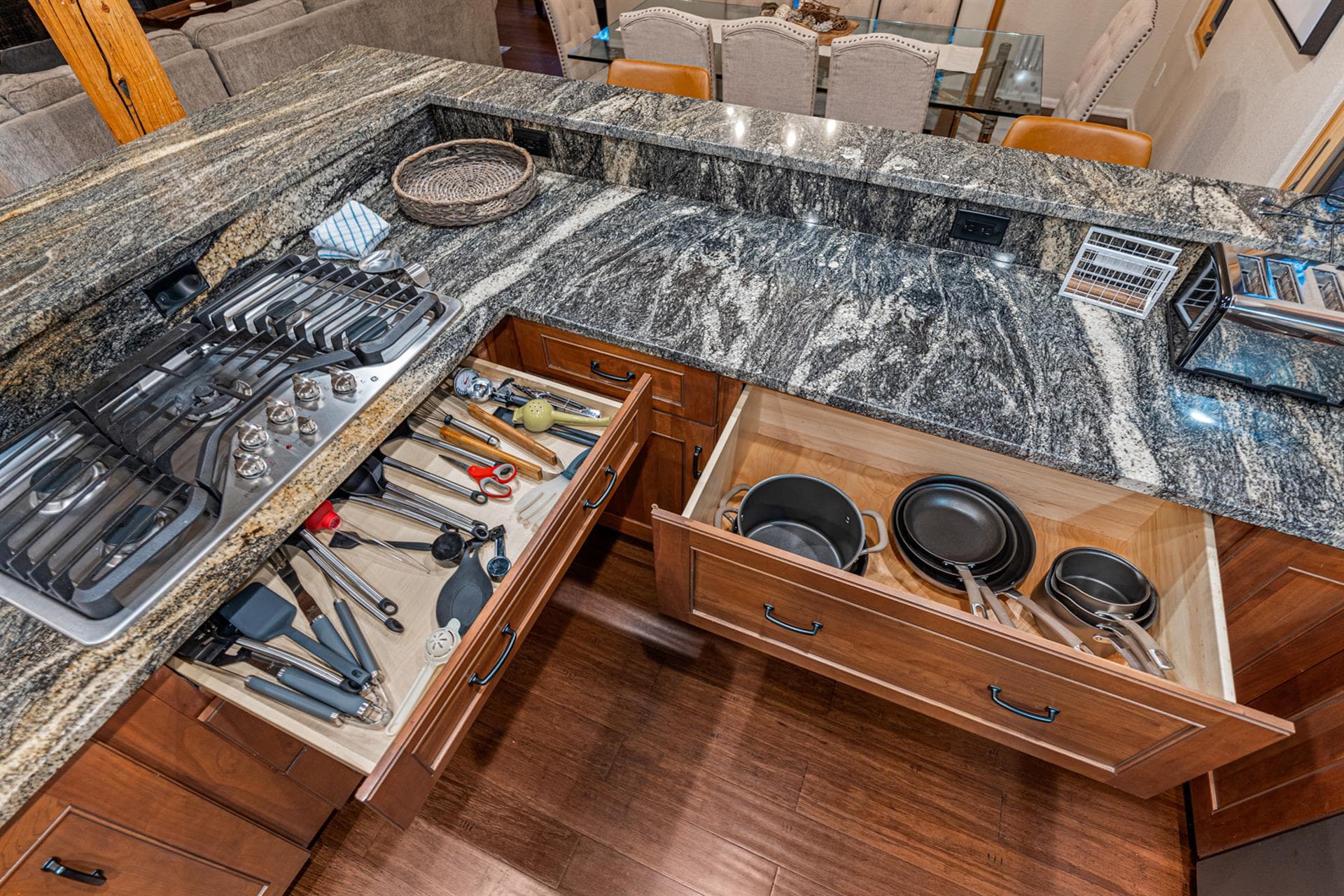 Burgundy House - Image 26