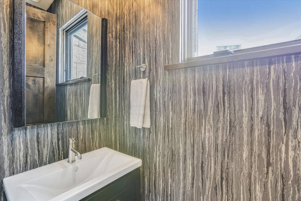 Falcon Haus - Image 15