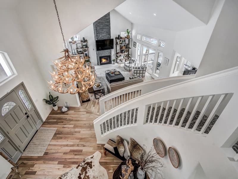 Lakeshore Luxury Chalet - Image 32