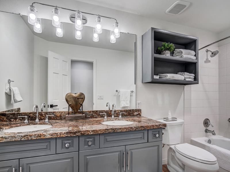 Lakeshore Luxury Chalet - Image 35