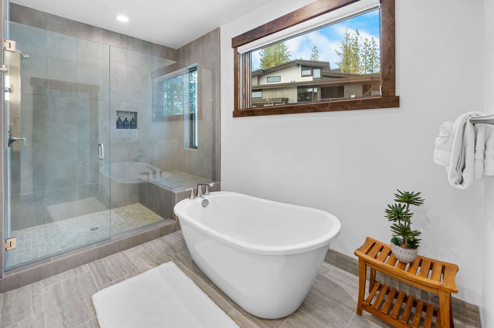 Luxurious Truckee - Image 17