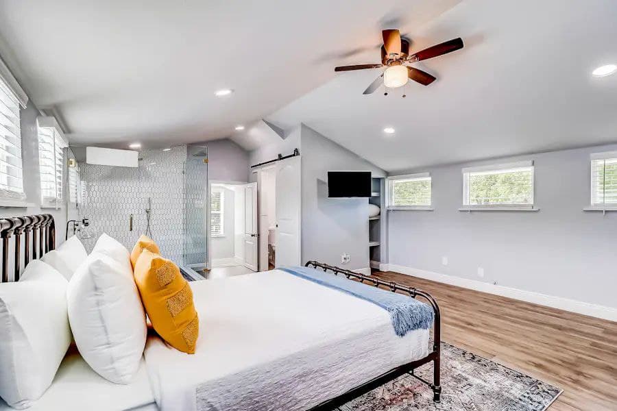 Downtown Charmer - Image 30