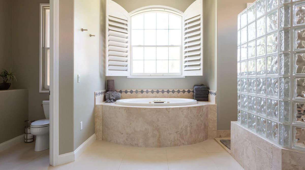 Lake View Home - Image 17